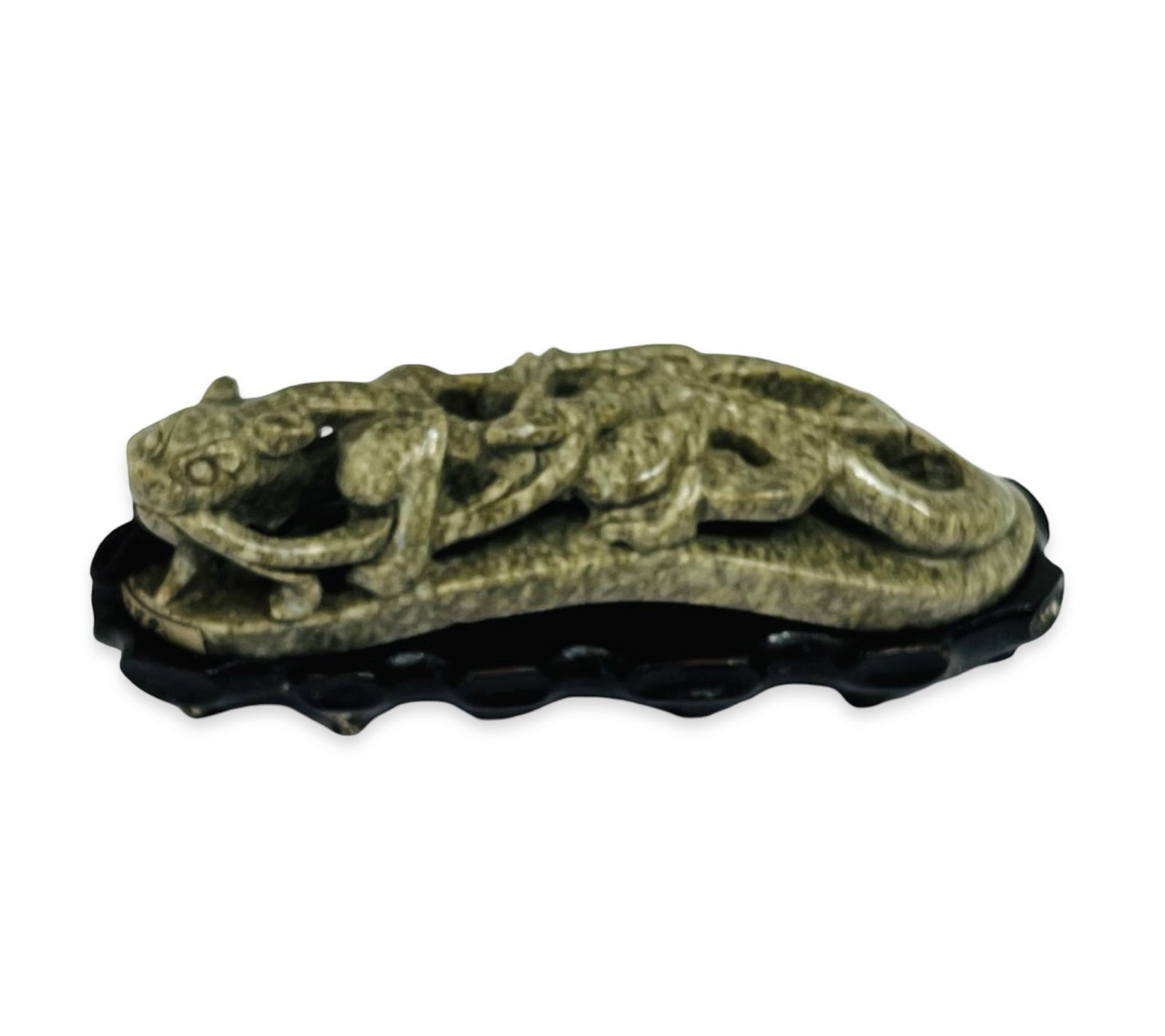 A CHINESE QING DYNASTY JADE BELT HOOK (1 of 7)