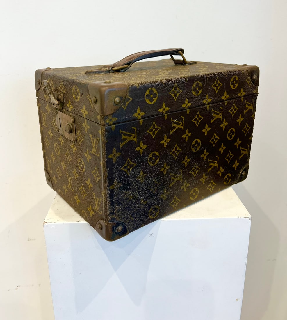 LOUIS VUITTON: A 1930'S BOITE FLACONS MONOGRAM VANITY CASE (1 of 11)
