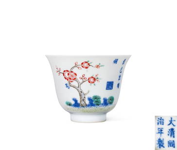 A BLUE AND WHITE WUCAI 'FLOWER' CUP Mark and Period of Tongzhi, Qing Dynasty: 6.7 cm Diam.