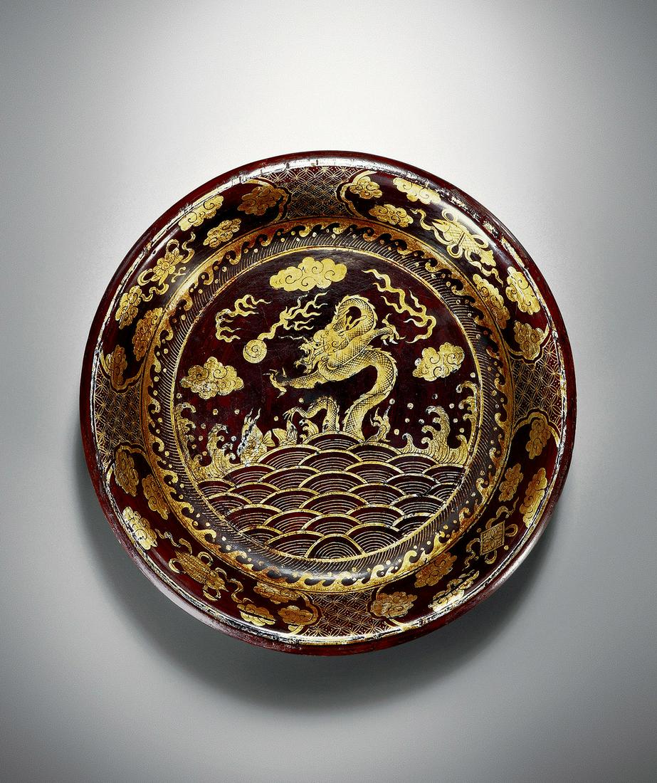A WOODEN LACQUER GILT-DECORATED 'FISH AND DRAGON' DISH Qing Dynasty (1 of 1)
