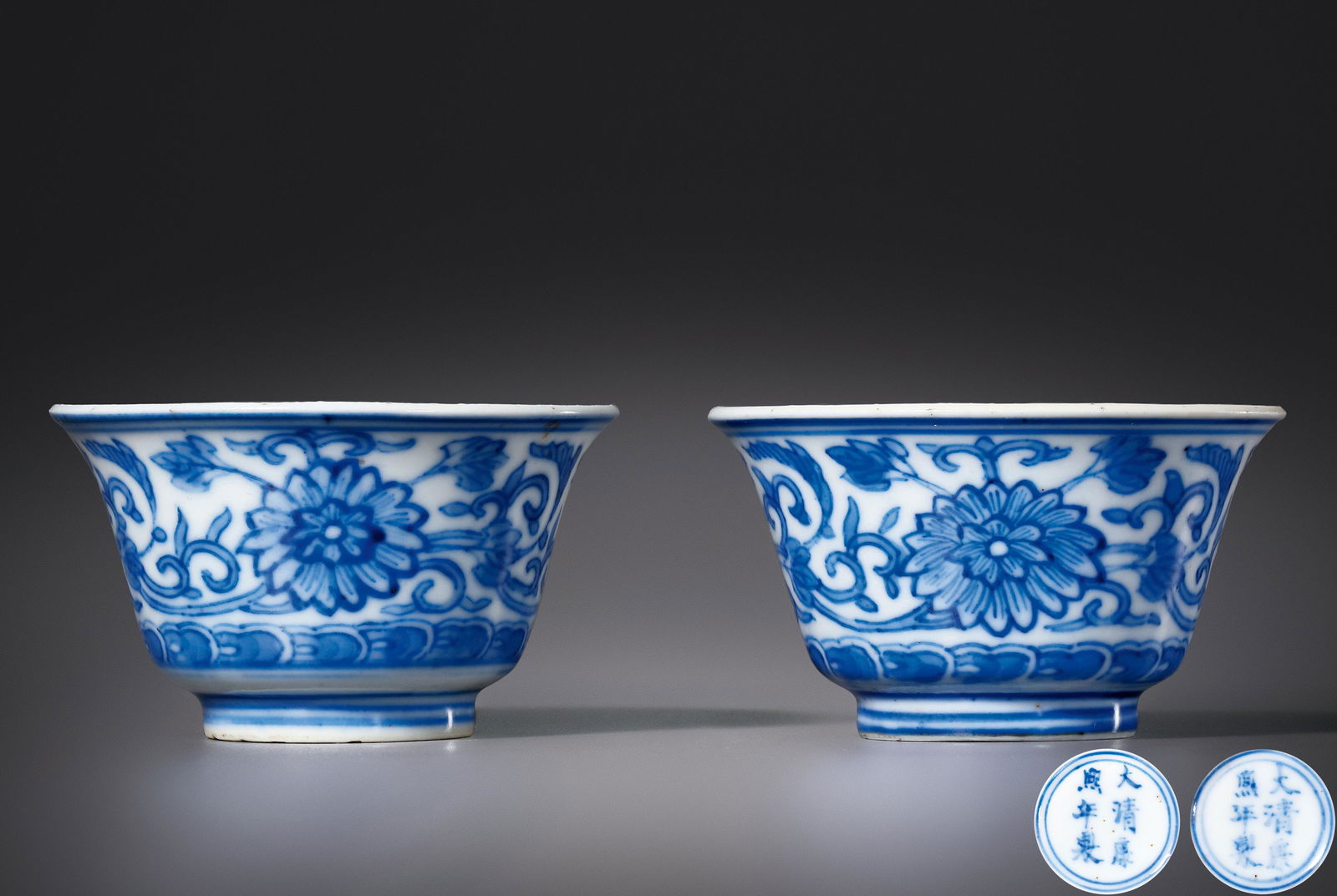 A PAIR OF BLUE AND WHITE 'FLOWER' CUPS: A PAIR OF BLUE AND WHITE 'FLOWER' CUPS