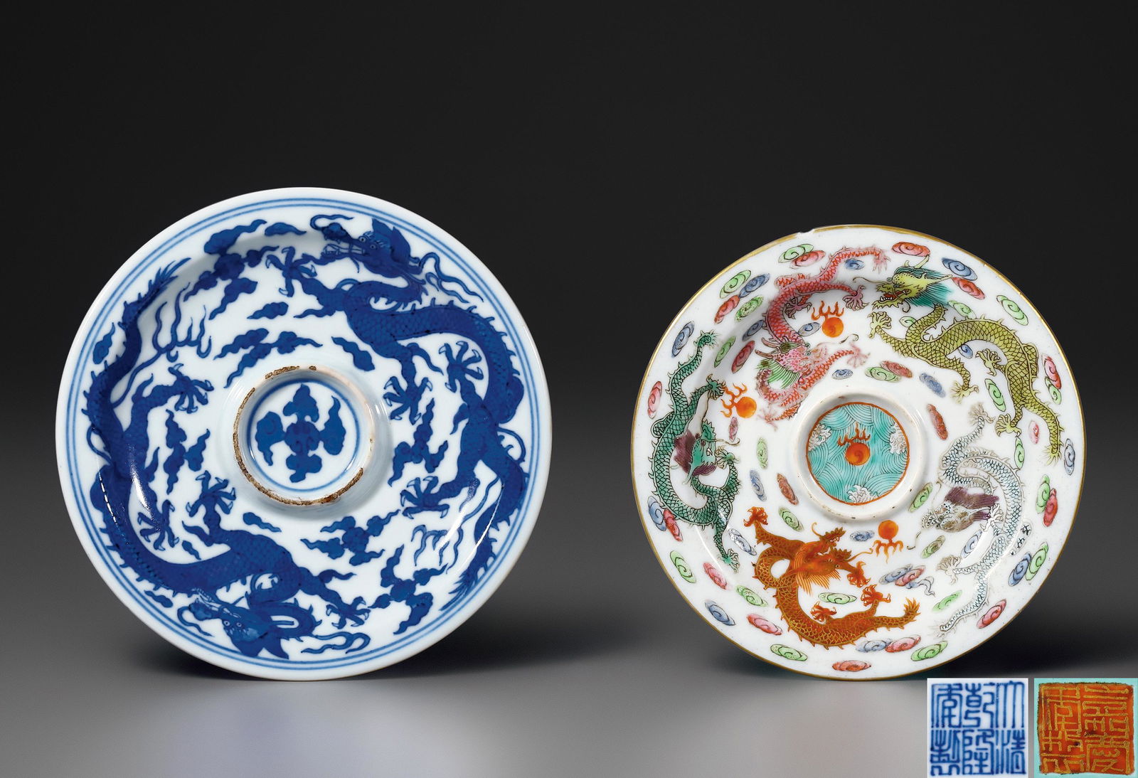 A SET OF BLUE AND WHITE FAMILLE-ROSE CUP HOLDER: A SET OF BLUE AND WHITE FAMILLE-ROSE CUP HOLDER