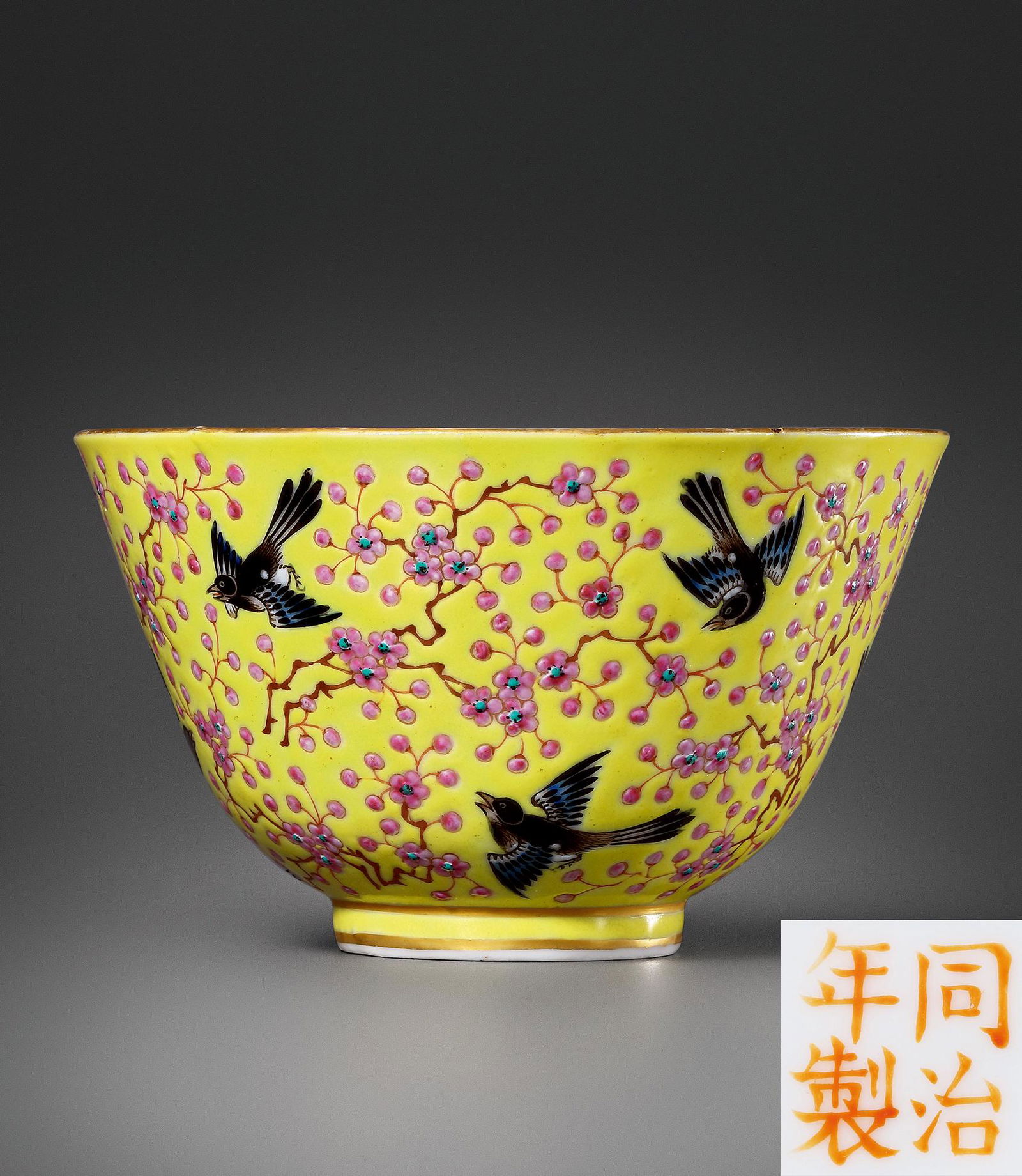 A YELLOW-GROUND FAMILLE-ROSE 'FLOWER AND BIRD' CUP: A YELLOW-GROUND FAMILLE-ROSE 'FLOWER AND BIRD' CUP