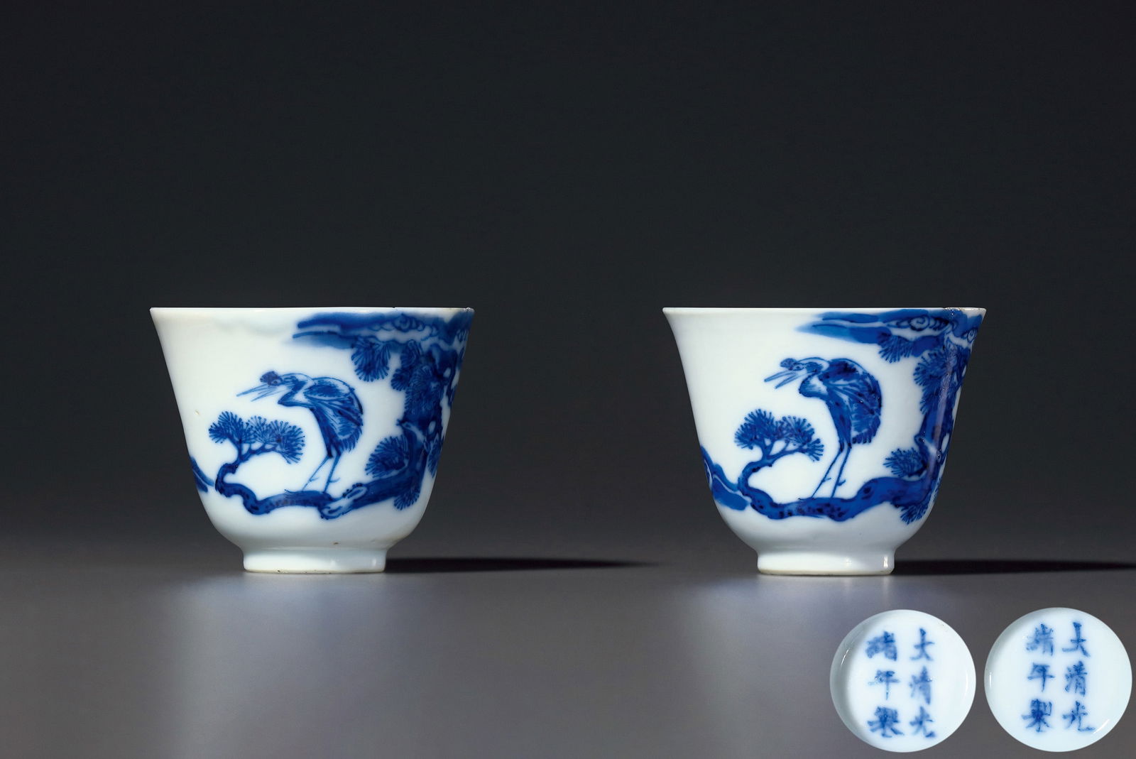 A PAIR OF BLUE AND WHITE 'CRANES' CUPS: A PAIR OF BLUE AND WHITE 'CRANES' CUPS 5.9 cm Diam¡Á2
