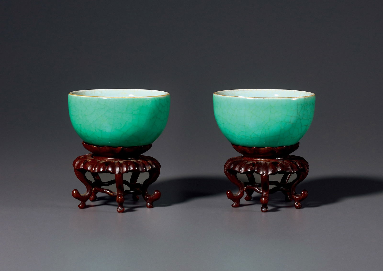 A PAIR OF LANG-KILN GREEN-GLAZED CUPS: A PAIR OF LANG-KILN GREEN-GLAZED CUPS 7.8 cm Diam¡Á2