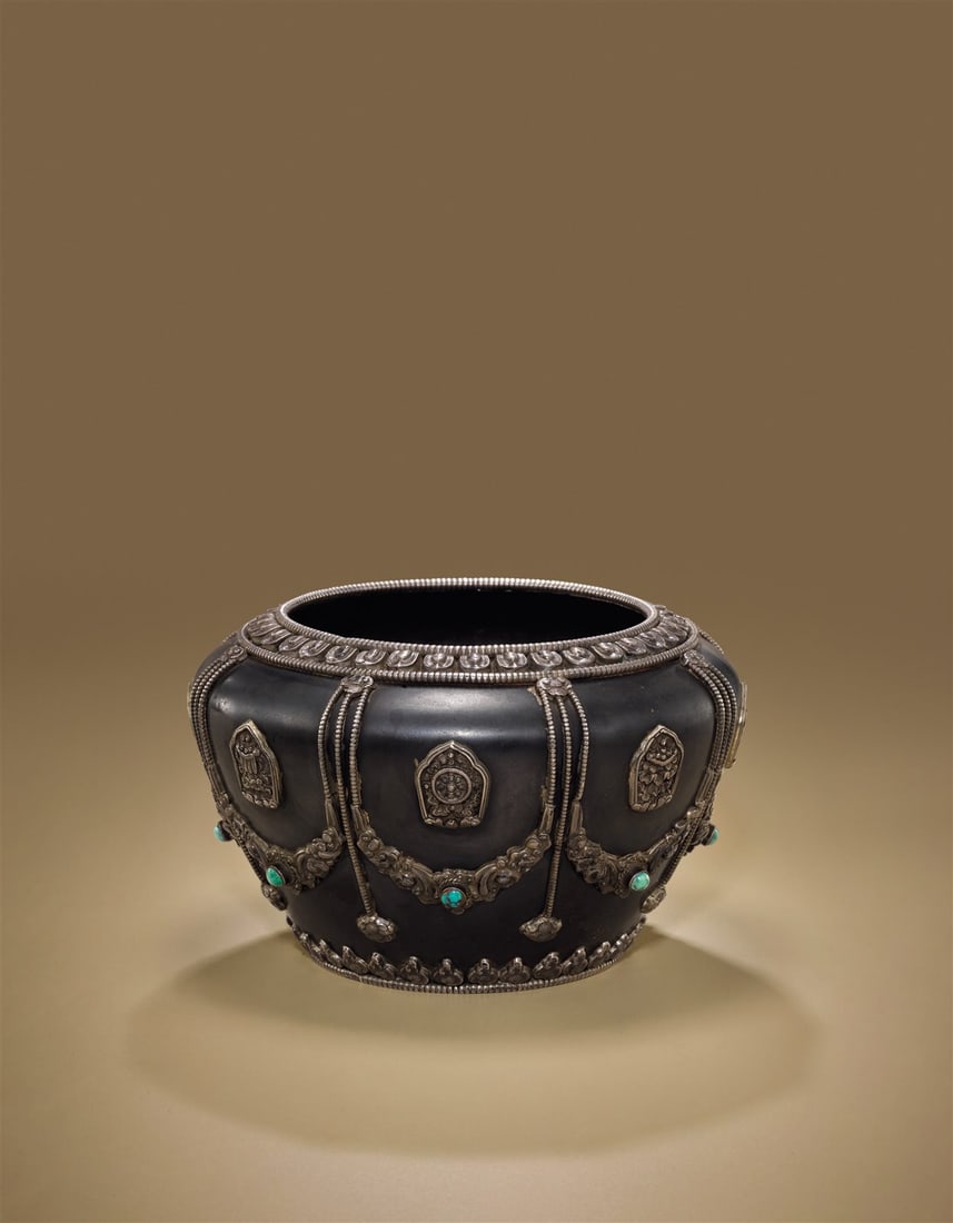 Buddha's bowl decorated with eight auspicious motifs: 17th Century