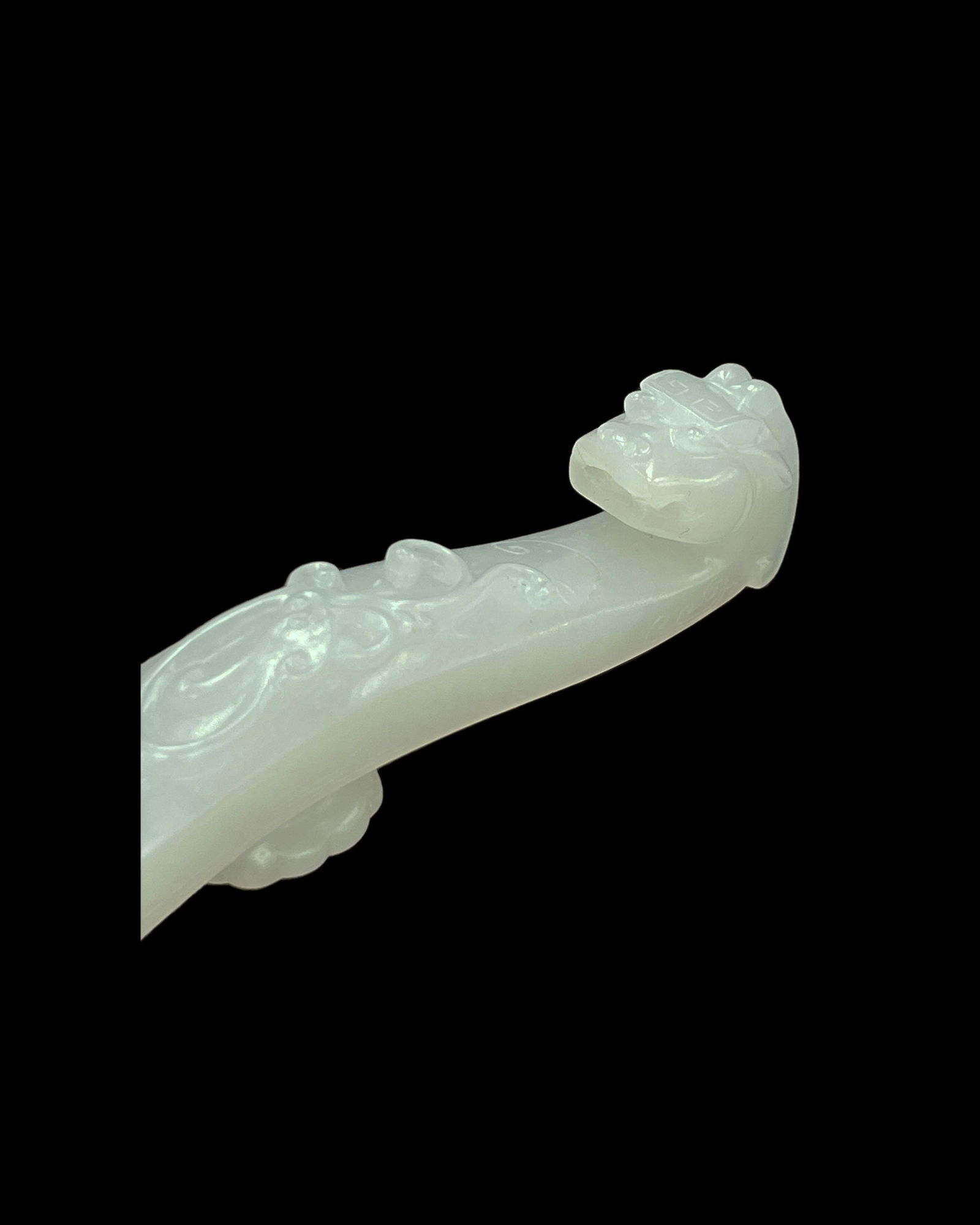 White jade ‘Dragon’ belt hook, 18th century 十八世紀 特: Product of the 18th century, delicate engraving on top and bottom of the belt. Collection of a well-known North American antique collector. Length: 8.8cm 18世紀出品，&