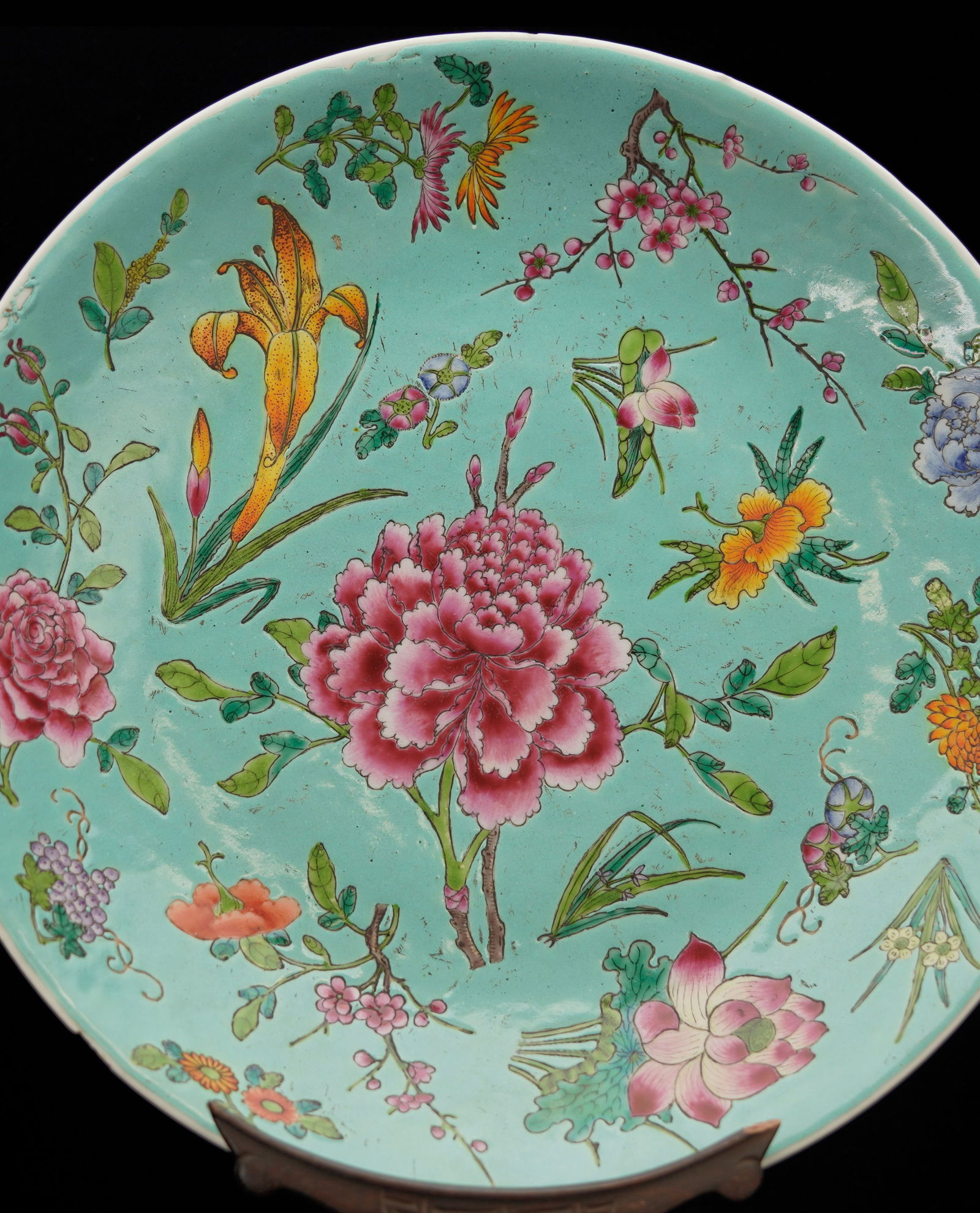 A Chinese Famille Rose Peony Pattern Platter: Green background. Base mark "Da Qing Qian Long Nian Zhi", H: 5.2cm, D: 33cm,W: 1321g small chip on the edge of the plate 綠地粉彩牡丹大盤 底๽