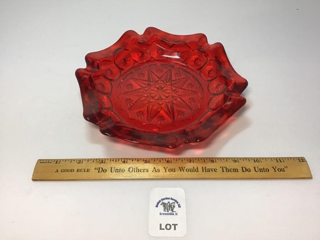 L E SMITH VINTAGE MOON & STARS RED GLASS ASHTRAY (1 of 1)