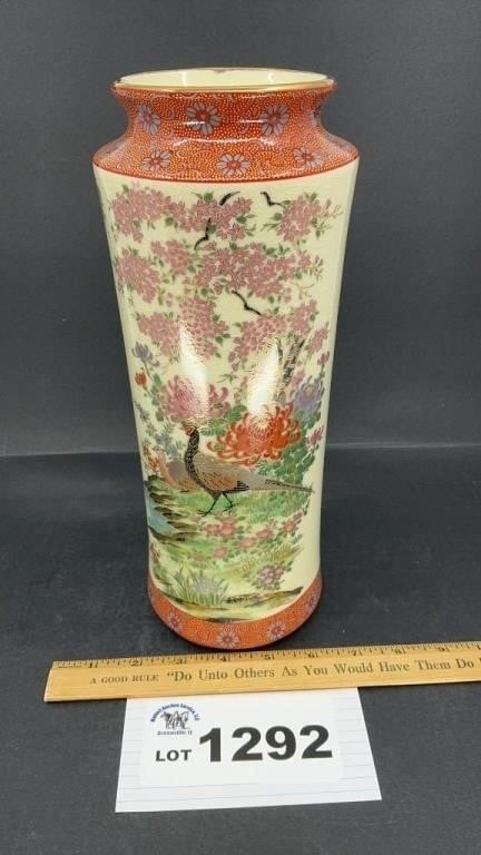 JAPANESE PORCELAIN 12 inches tall VASE: JAPANESE PORCELAIN 12 inches tall VASE