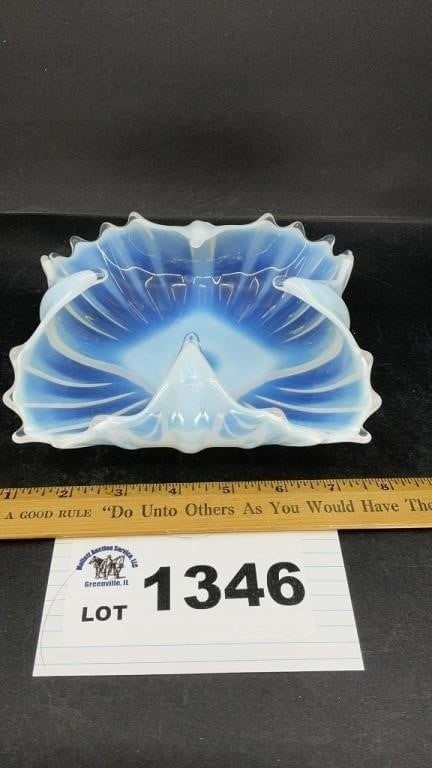 FOSTORIA HEIRLOOM WHITE OPALESCENT CENTER BOWL: FOSTORIA HEIRLOOM WHITE OPALESCENT CENTER BOWL