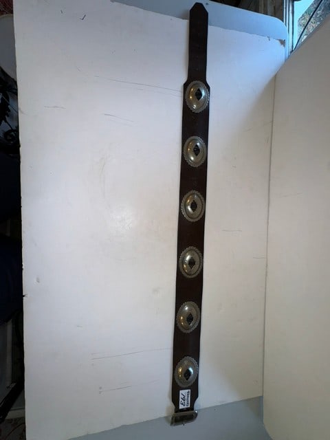 BLK. LEATHER CONCHO BELT: W/SILVER CONCHOS
