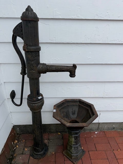 CAST IRON WELL PUMP & BASIN (1 of 3)