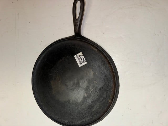 GRISWOLD 9" CAST IRON GRIDDLE (1 of 2)