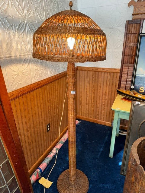 WICKER FLOOR LAMP: WICKER FLOOR LAMP