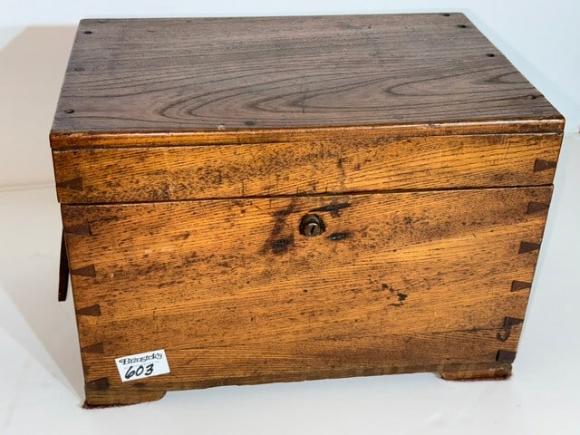 EARLY OAK DOVETAIL LIFT TOP BOX W/LIFT OUT TRAY, 14"W X 9.5"D X 9.5"H (1 of 8)