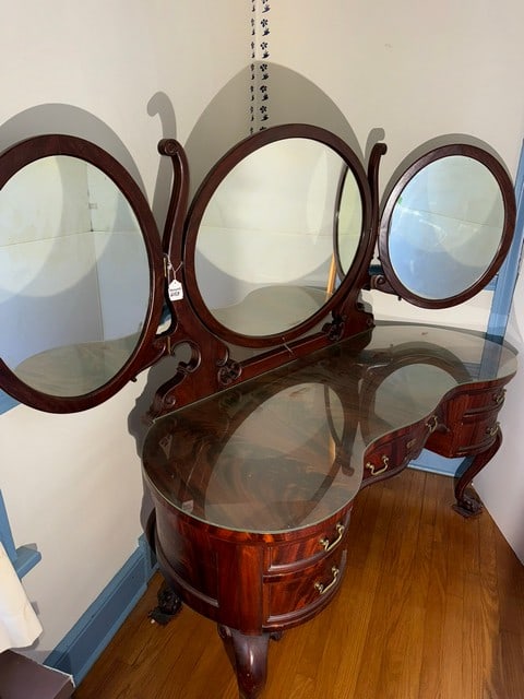 MAHOGANY VINEER 1880'S LADIES KIDNEY SHAPE VANITY W/CLAW FEET (1 of 5)