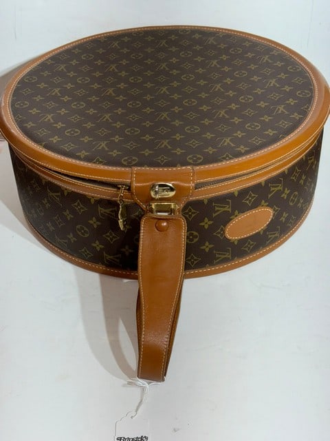 AUTHENTIC LOUIS VUITTON WOMEN'S ZIPPERED HAT CASE BOITE CHAPEAU, MADE BY FRENCH CO. (1 of 8)