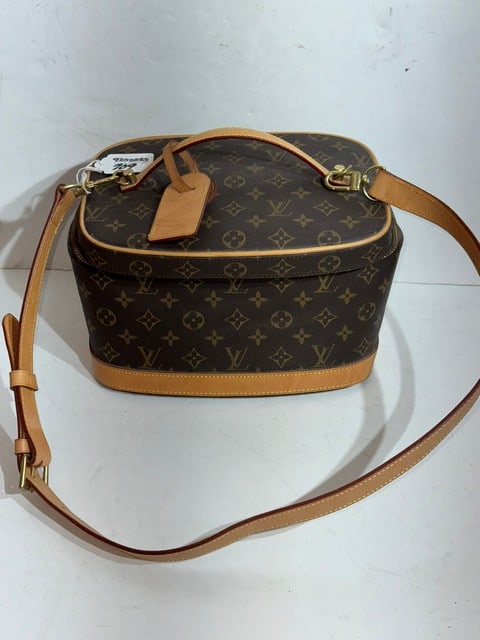 AUTHENTIC LOUIS VUITTON "NICE" SOFT SIDED M47280 W/MIRROR, 12"X8"X8", CARRYING STRAP, (1 of 8)