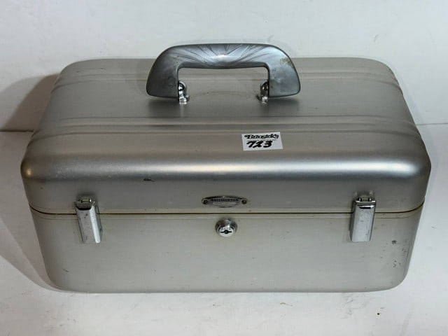 HALLIBURTON ALUMINUM TRAIN CASE W/MIRROR, RED LINING, 16"L X 8"H X 9"D: HALLIBURTON ALUMINUM TRAIN CASE W/MIRROR, RED LINING, 16"L X 8"H X 9"D