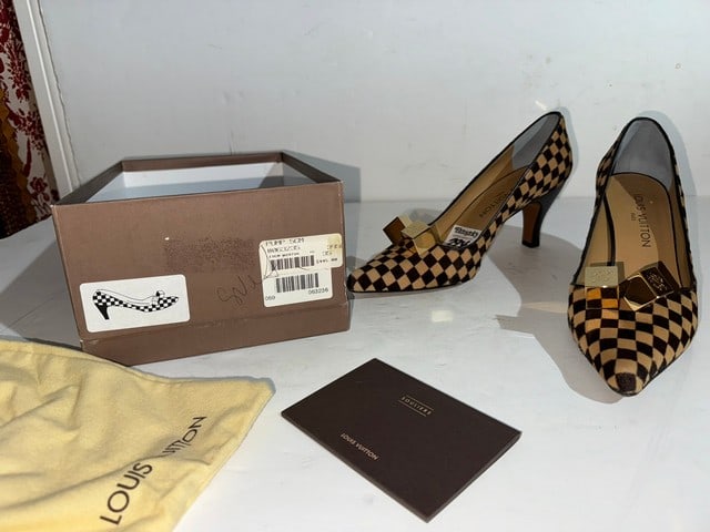 LOUIS VUITTON DAMIER VEU DAMIER PUMP, 9CM, SIZE 39.5, ORIGINAL LV BOX, PRICE $445, 3"HEEL: LOUIS VUITTON DAMIER VEU DAMIER PUMP, 9CM, SIZE 39.5, ORIGINAL LV BOX, PRICE $445, 3"HEEL