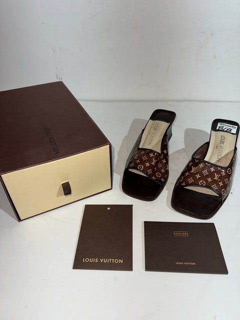 LOUIS VUITTON SQ. TOE MONOGRAM SANDAL W/BLOCK HEEL, SIZE 9 (1 of 6)