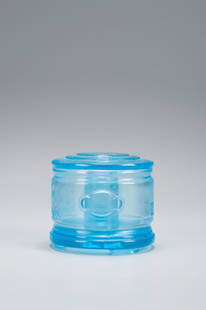 A blue glass thumb ring box: A blue glass thumb ring box Diameter: 5.5cm Height: 5cm