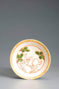 A rabbit patterned red and green porcelain plate: A rabbit patterned red and green porcelain platediameter: 12.5cm