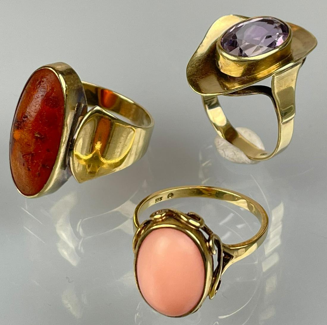 Set of 3 ladies' rings 333 yellow gold with gemstones. (1 of 11)