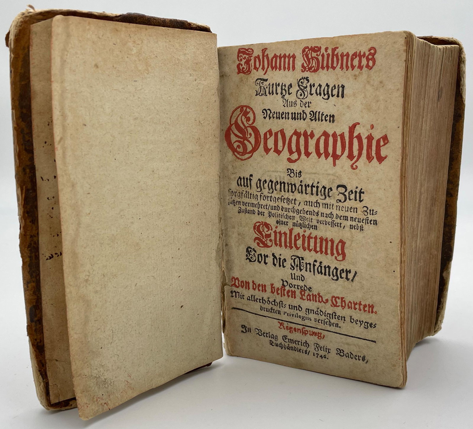 Johann HÜBNER (1668 - 1731). "Kurze Fragen aus der Neuen und Alten Geographie".: Circa 15 cm x 9 cm x 6,5 cm. Buch. Verlag Emerich Felix Baders. Regensburg 1746. Erste Seite mit einem handgeschriebenen Text auf Latein von 1793. Zustand siehe Fotos. English Title: Johann HÜBNE