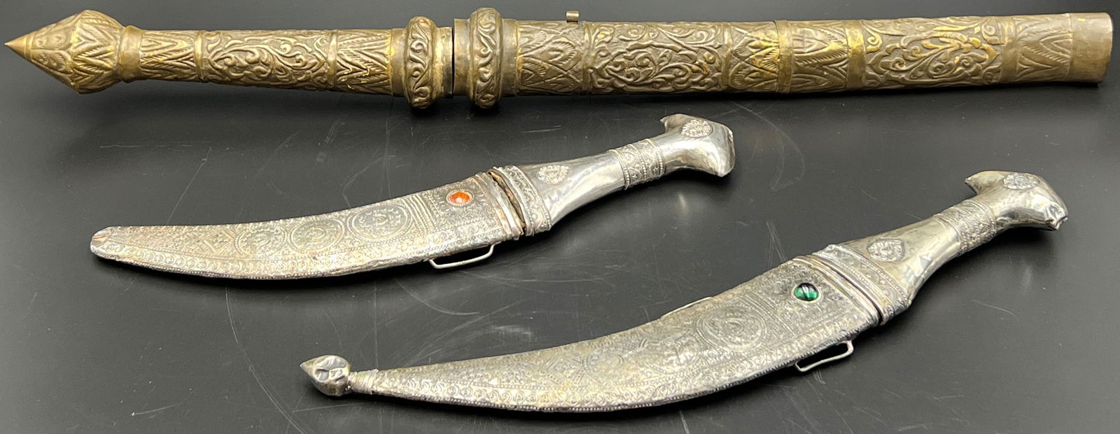 2 versilberte Dolche, wohl Türkei um 1900. 1 Kris, wohl Asien 2 silver-plated daggers, probably: Circa 52 cm, circa 31 cm bzw. circa 27 cm. Fein ziselierte Ornamentik, teilweise mit Glassteinen verziert. Kleine Bestoßungen, Klingen verrostet. Zustand siehe Fotos. Approx. 52 cm, approx. 31 cm