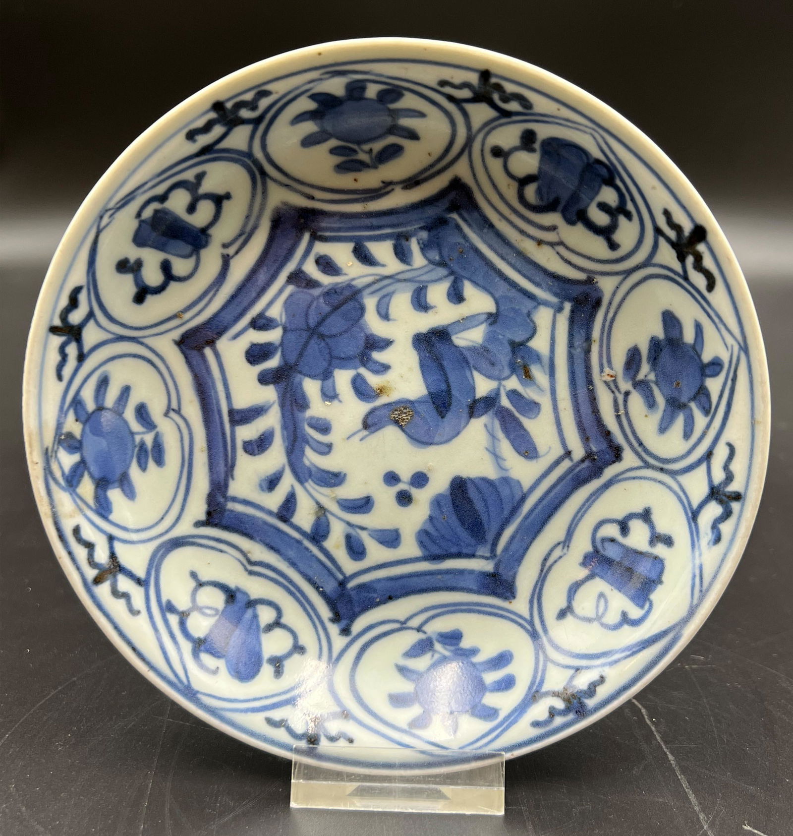 Kleiner Teller. Swatow. China. Antik. 17. Jahrhundert. Small plate. Swatow. China. Antique. 17th: Circa 13,5 cm im Durchmesser. Porzellan. Blaues Floraldekor mit einer stilisierten Vogeldarstellung im Spiegel. Approx. 13.5 cm in diameter. Porcelain. Blue floral decoration with a stylised bird depi