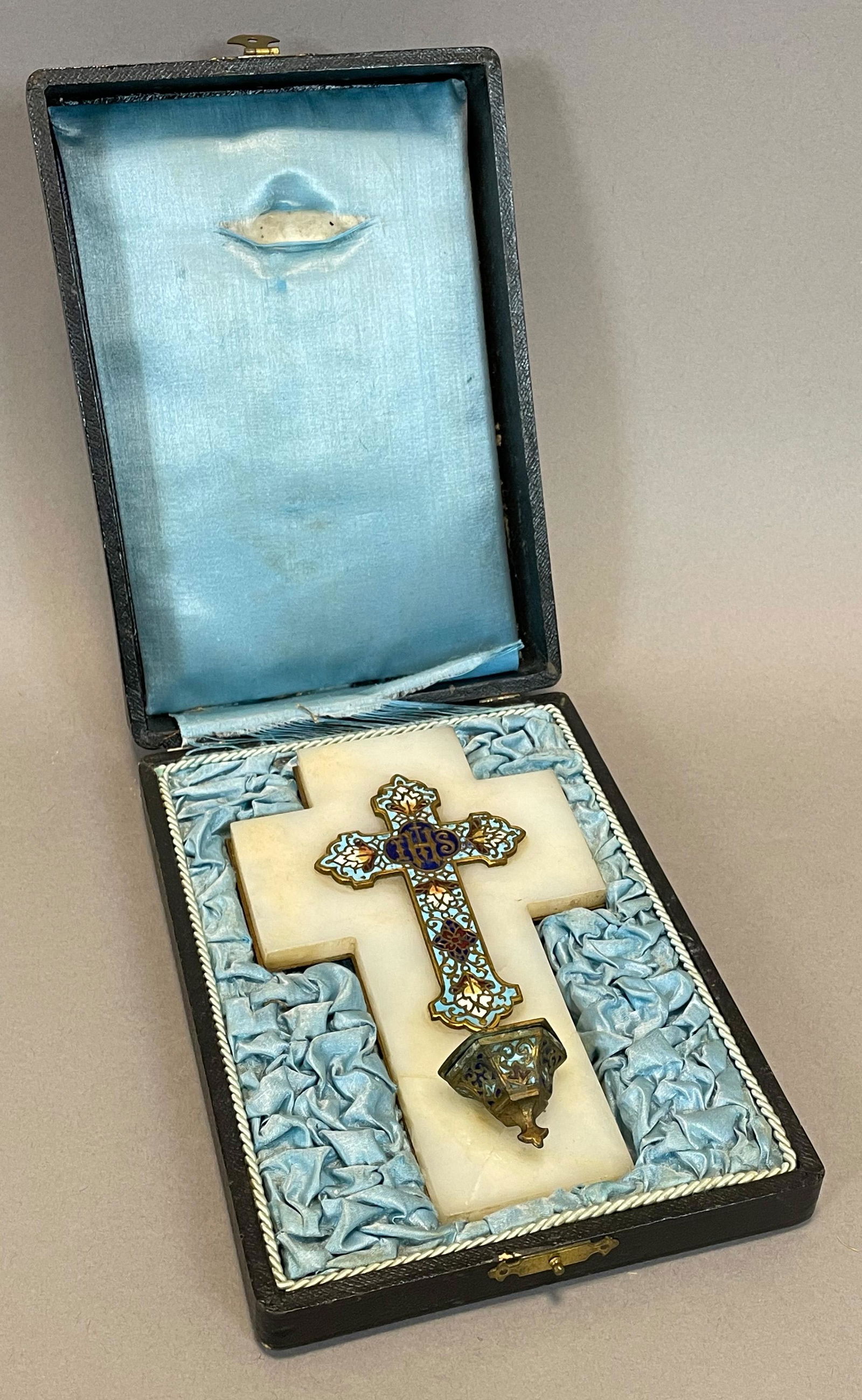 Kreuzreliquiar. Wohl Frankreich. Feine Cloisonné-Arbeit. - French cross reliquary.: Circa 17,5 cm das Kreuz. Kreuz aus Alabaster auf Bronzeplatte montiert. Cloisonné-Verzierung. Wohl in Original-Schatulle. Alabasterkreuz beschädigt. Emaille an einer Stelle minimal besch