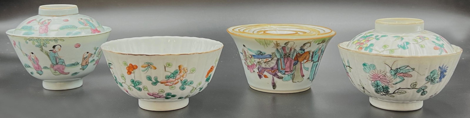 Konvolut von Koppchen und Schalen. Neu Famille Rose. Um 1900. - Set of small chalets and bowls. New: Circa bis 8 cm hoch. Insgesamt 15 Teile. 2x Schalen mit Deckel. Teilweise mit roten Stempeln, z.B. 王义盛造 Wang yisheng zao, 同治年制 Tongzhi nianzhi, 