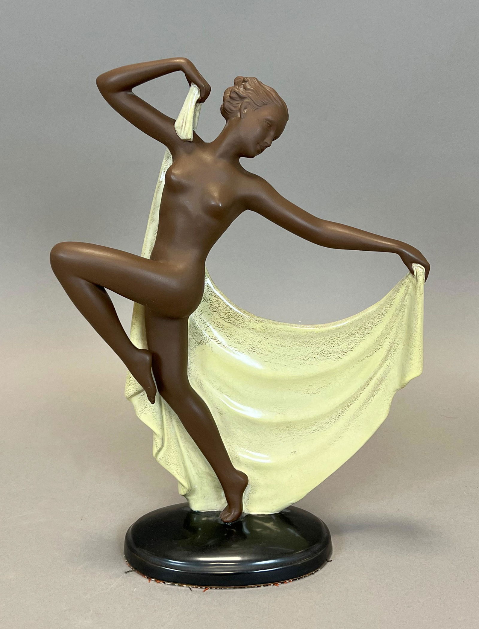 Josef LORENZL (1892-1950). "Adagio". Goldscheider West Germany. - Josef LORENZL (1892-1950).: Circa 41 cm hoch. Glasierte Terracotta-Figur. Keramik. Unterseitig gemarkt und mit geprägter Modellnummer. Approx. 41 cm high. Glazed terracotta figure. Ceramic. Marked on the underside and with