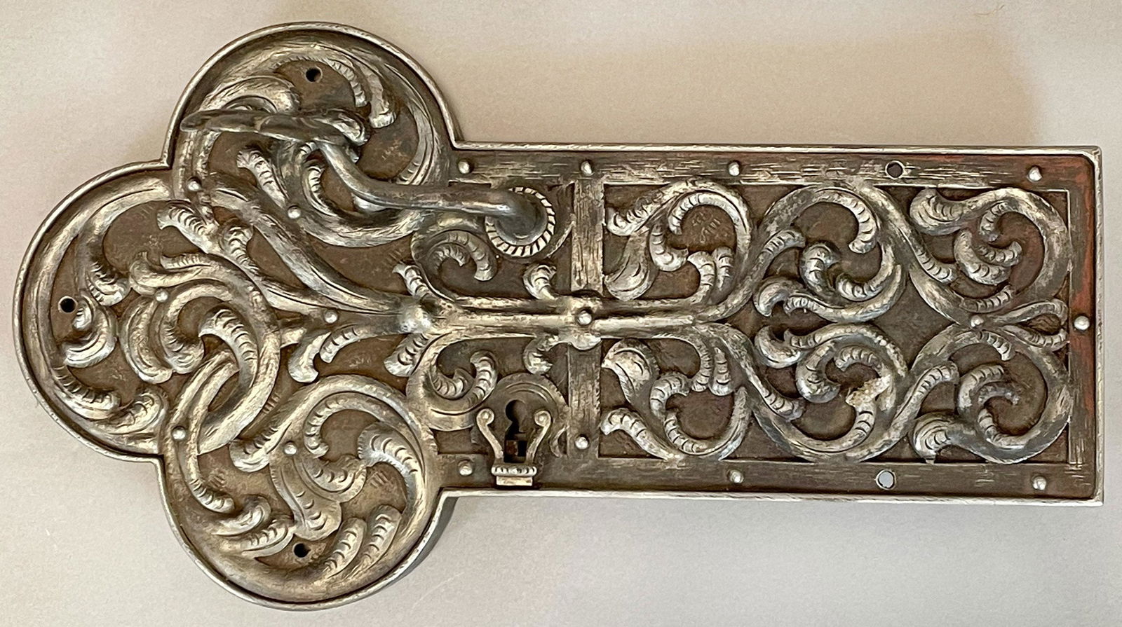 Antikes Kastenschloss. Renaissance. - Antique box lock. Renaissance.: Circa 43 cm x 24 cm. Historisches Türschloss. Eisen. Rankenverzierung. Schlüssel fehlt. Approx. 43 cm x 24 cm. Historical door lock. Iron. Key missing.