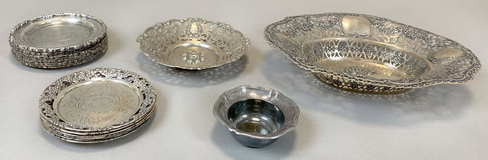 Konvolut von 15 Teilen. Silber. Verschiedene Legierung. - Set of 15 pieces. Silver. Various alloys.: 925 Sterlingsilber: Circa 552 Gramm Gesamtgewicht: 6x Untersetzer. Circa 11 cm im Durchmesser. Reliefierter Rand. Gestempelt: MA-29 / Hechoen Mexico / 925 und weitere Punzen. 800 Silber: circa 796 Gra