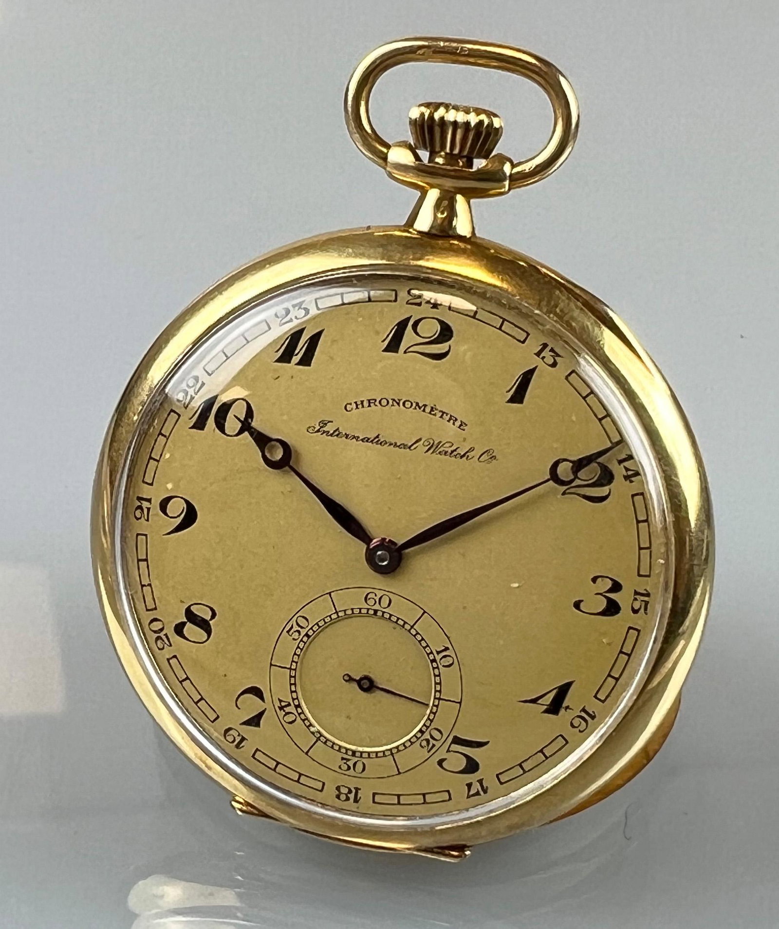 Herrentaschenuhr IWC. 750 Gelbgold. Chronometer. - Men's pocket watch. IWC. 750 yellow gold.: Circa 70,4 Gramm Gesamtgewicht. Circa 4,7 cm im Durchmesser ohne Krone. Taschenuhr. Goldfarbenes Zifferblatt mit schwarzen arabischen Zahlen. Kleine Sekunde. Gestempelt: Helvetia / Feingehalt / Herste