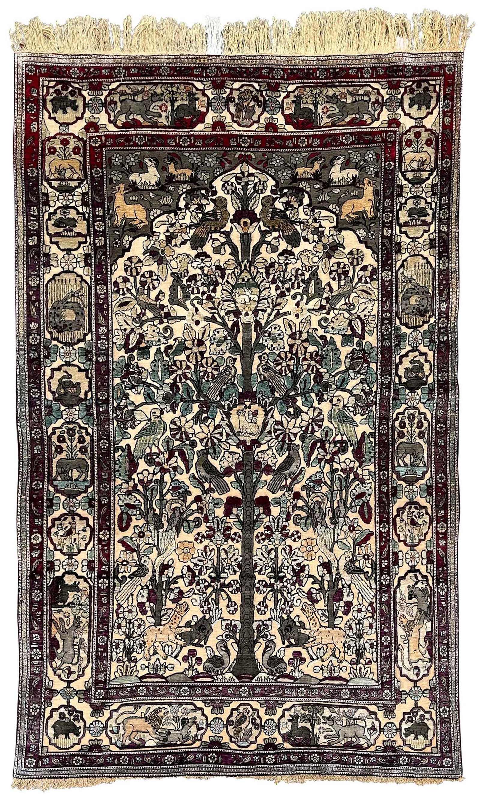 Keshan Mohtasham. Antik. Meisterarbeit. Um 1900. Seide auf Seide. - Keshan Mohtasham. Antique.: Circa 206 cm x 130 cm. Orientteppich. Perserteppich. Iran. HandgeknÃ¼pft. Broschiert. Seltenes StÃ¼ck mit traumhaftem Motiv. In aufsteigendem Lebensbaum Motiv tummeln sich wilde und exotische Tier
