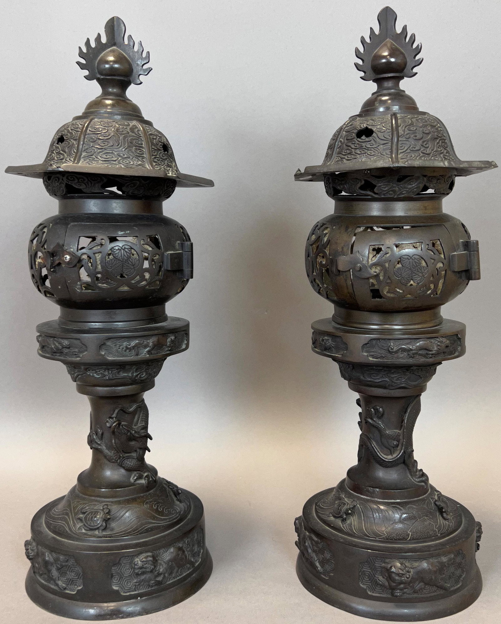 Pair of large bronze lanterns. Japan. Edo period. 19th century. (1 of 11)