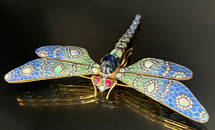 Brooch in the shape of a dragonfly. Masterpiece in 750 yellow gold with lavish gemstone setting.