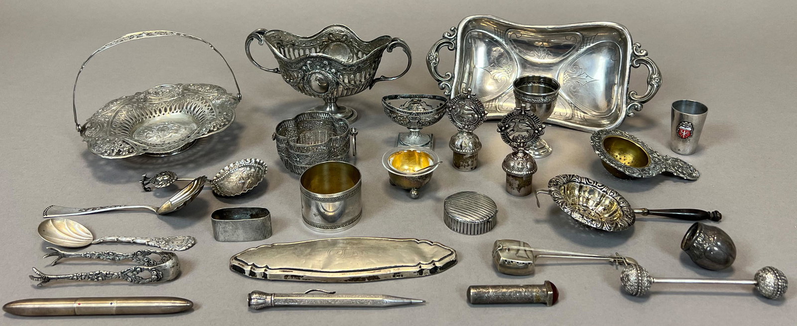 27-piece set of silver. Various hallmarks.: Total weight: approx. 994 grams. Various antique objects of silver, among others openwork bowls, spoons, tongs, pen and napkin ring. Egg cup. Silver 800. as well as 925 sterling silver. Condition of u