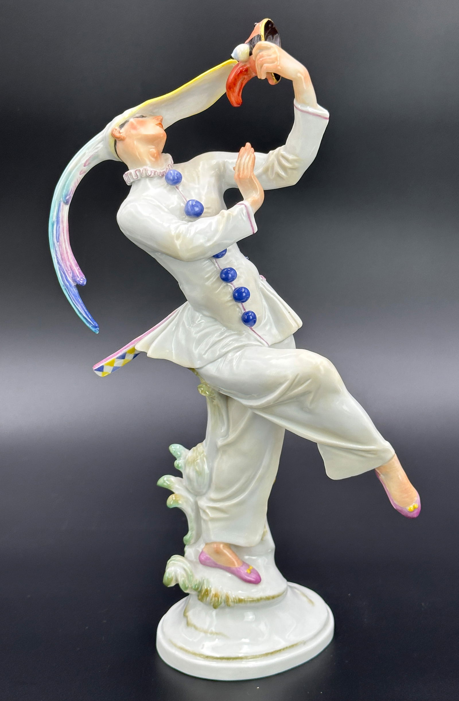 MEISSEN figure. Masked dancer. 1st choice.: Circa 27 cm. White porcelain. Masked dancer standing on one leg from E.T.A. Hoffmann's "Tales". Inspired by a historical engraving "Bello Sguardo" by Jacques CALLOT (1592 - 1635). Polychrome painted.
