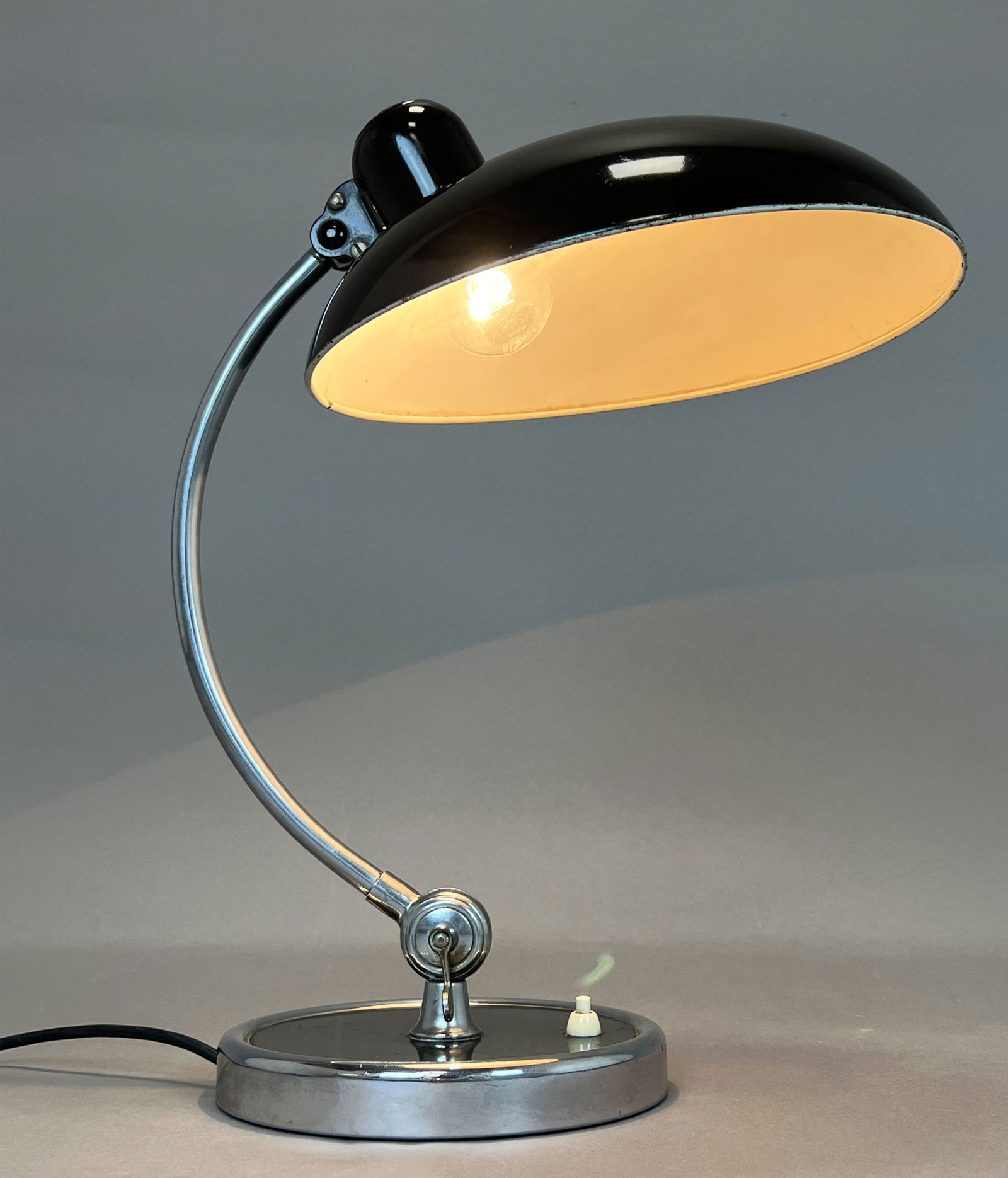Table lamp. KAISER IDELL. 6631 T Luxury. Fritz Hansen. Bauhaus. Vintage.: Approximately 42.5 cm high x 28.5 in diameter. Bauhaus. Design: Christian Dell for Fritz Hansen. Vintage. Luxury model 6631. marking on lamp top with engraving: "ORIGINAL KAISER-idell". Steel and hand