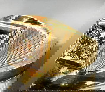 Solitaire ring / men's ring 750 yellow gold with a tinted diamond of approx. 0.50 ct.: Approximately 12.8 grams total weight. Relief decoration. Champagne coloured brilliant cut diamond of circa 0.45-0.50 ct. (circa 6 mm in diameter and 2 mm deep) / P1. Ring size: 61. stamped. Category: