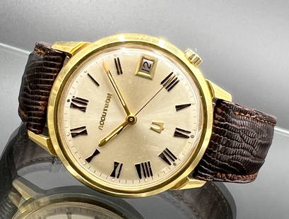 Vintage men's wristwatch BULOVA Accutron 750 yellow gold. 1960/1970s.: Approx. 44.8 grams total weight. Approx. 35 mm without crown. Manual winding. Case in 750 yellow gold. Silver-coloured dial with black Roman numerals. Date display. Model number E97801 / M8. Leather s