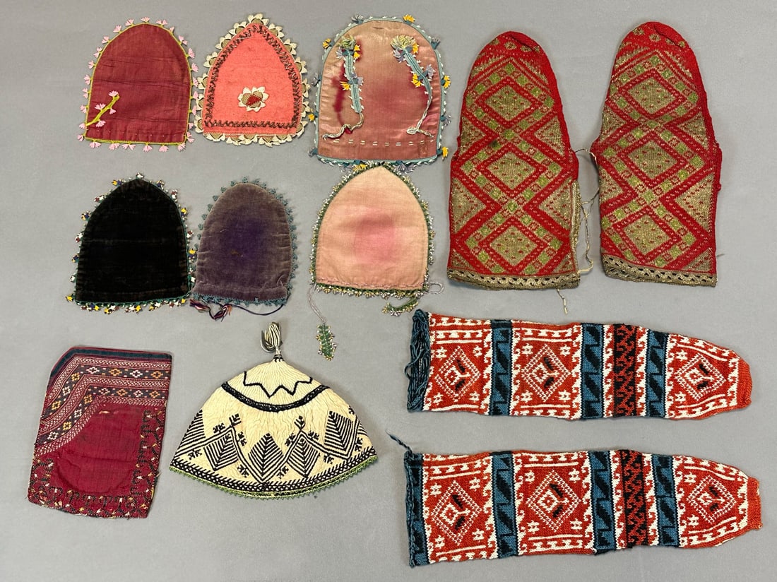 12-piece convolute. Various textiles. Socks. Shepherd's cap. (1 of 2)