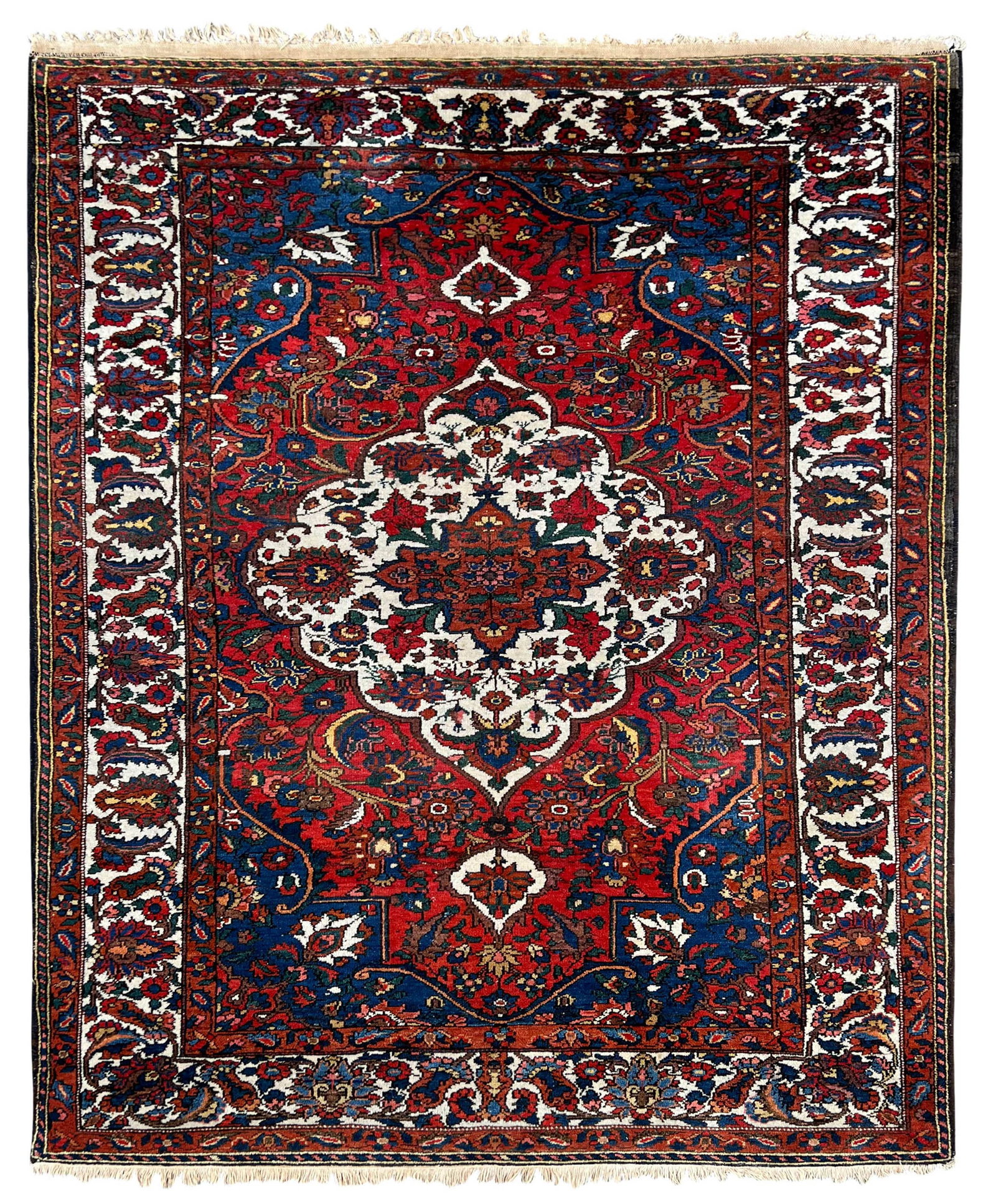 Bachtiar with medallion. Circa 1920s.: Approx. 220 m x 151 cm. Oriental carpet. Persian carpet. Iran. Handknotted. Good condition considering its age. See photos. Category: Carpets and textiles