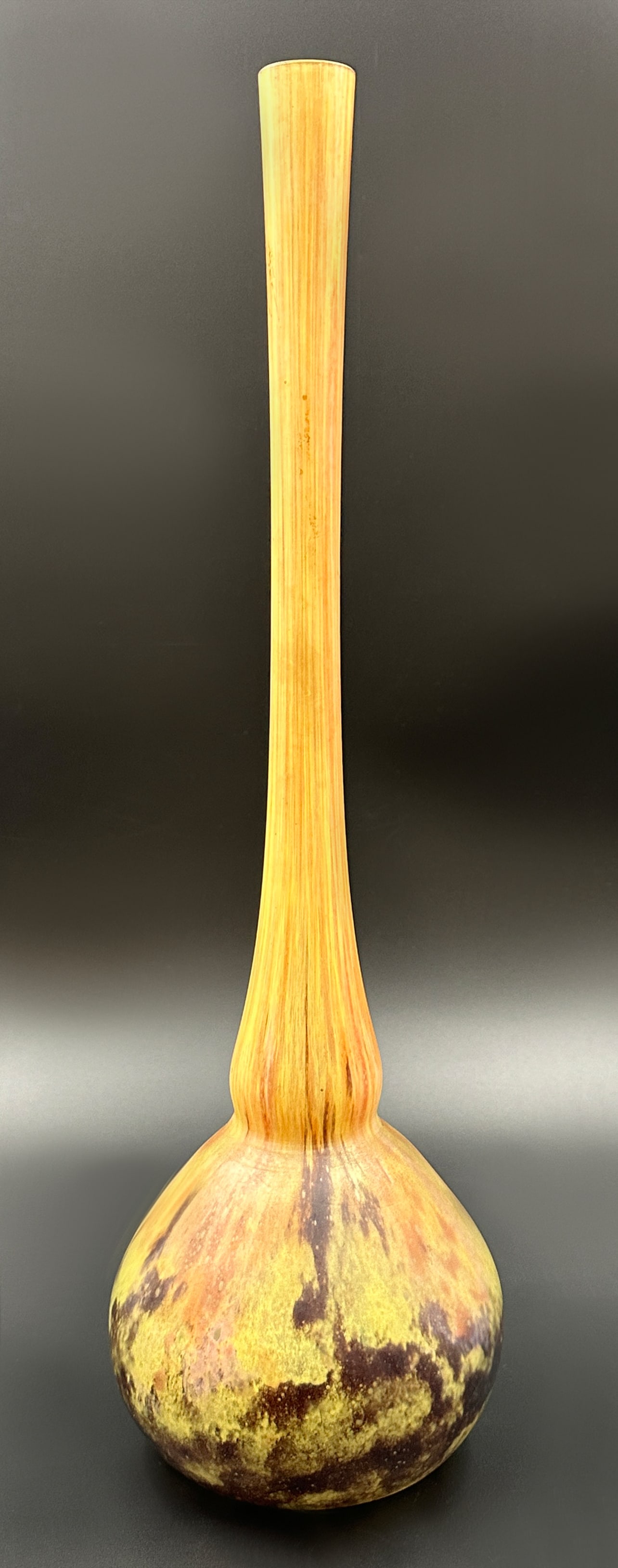 Langhalsvase. DAUM Nancy. Um 1910.  |  Long-necked vase. DAUM Nancy. Circa 1910. (1 of 10)