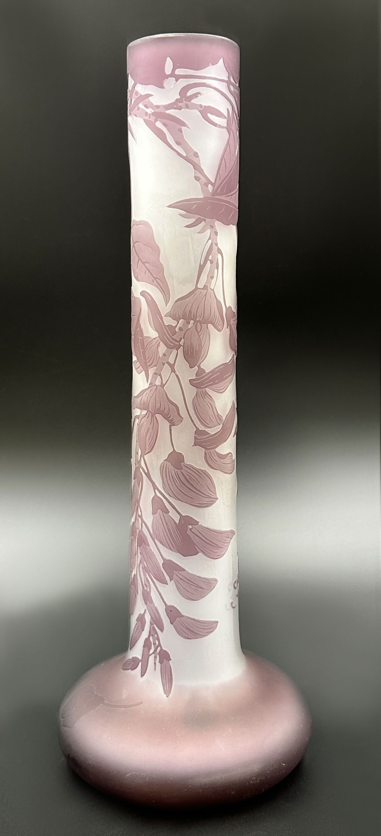 Langhalsvase. Emile GALLÉ (1846 - 1904). Um 1905.  |  Long-necked vase. Emile GALLÉ (1846 (1 of 9)